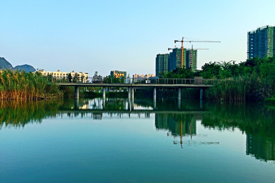 斜阳下的龙潭河风光：流水清清悄然去，夏木荫荫正可人。 - 靖西市·靖西网