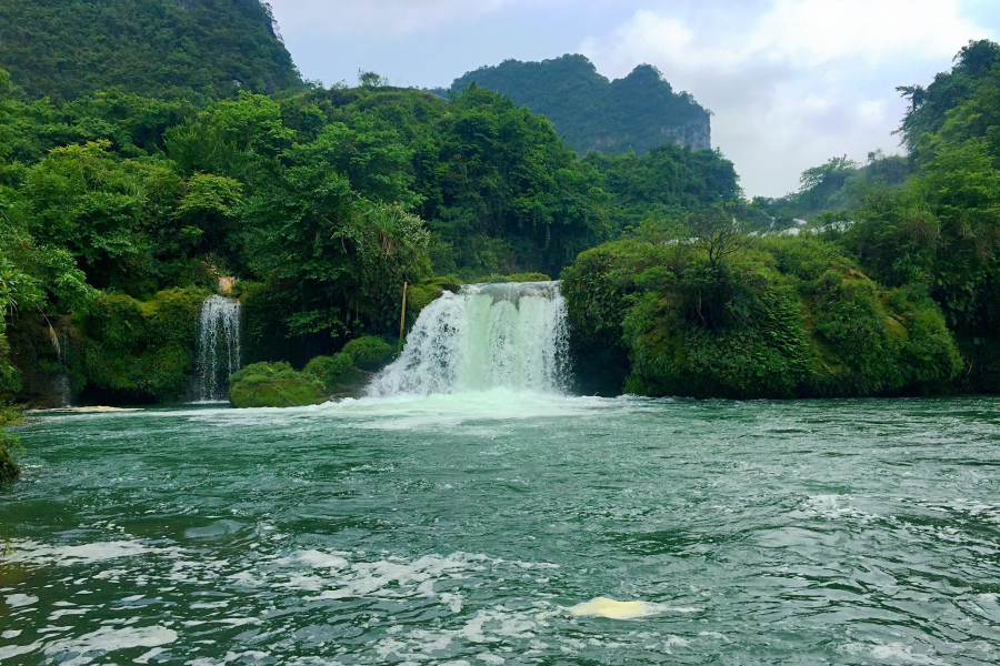 节令相催物自新，初夏靖西韵味深。潺潺流水如碧玉，荫荫夏木正可. - 靖西市·靖西网