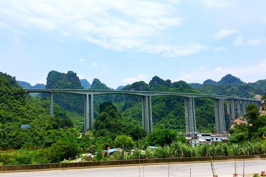 峰入白云间，桥从峰上渡。 - 靖西市·靖西网