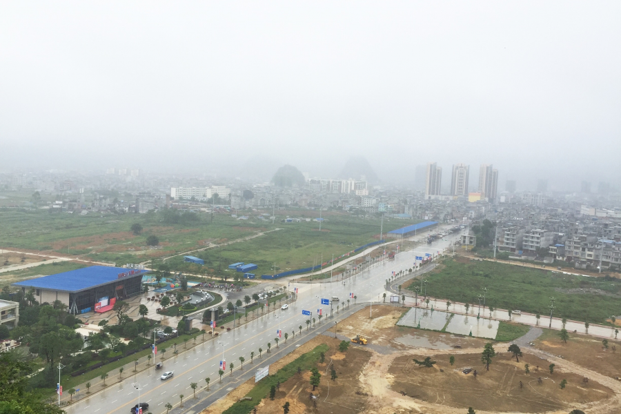 小城天空雾迷蒙，燕子翻飞细雨中。 - 靖西市·靖西网