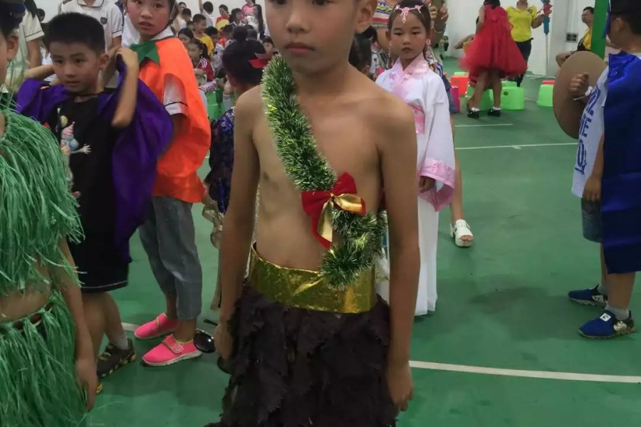 这些小学生创意100分，瓜苗花紫色菜叶做裙子 - 靖西市·靖西网