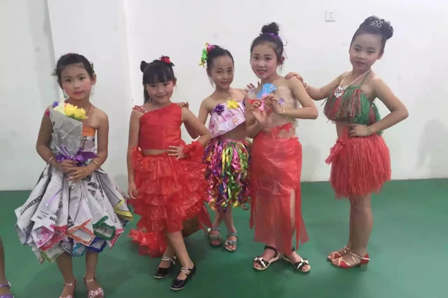 这些小学生创意100分，瓜苗花紫色菜叶做裙子 - 靖西市·靖西网