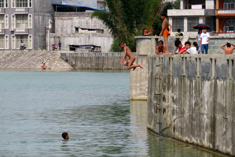 小屁孩大胆量，龙潭坝上潇洒跳水。 - 靖西市·靖西网