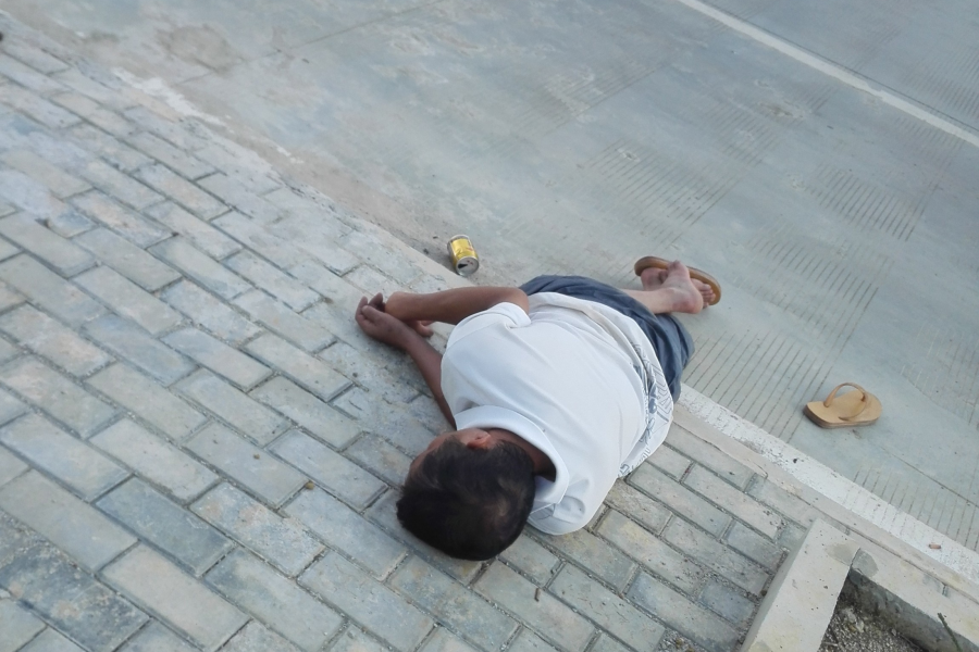 大白天，一男子直接扒睡在靖西龙潭路边 - 靖西市·靖西网