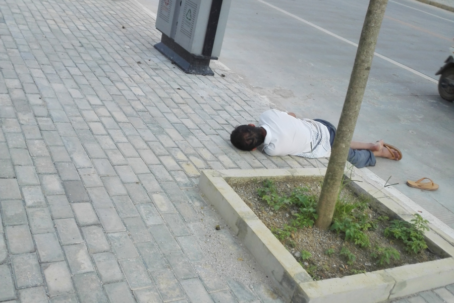 大白天，一男子直接扒睡在靖西龙潭路边 - 靖西市·靖西网