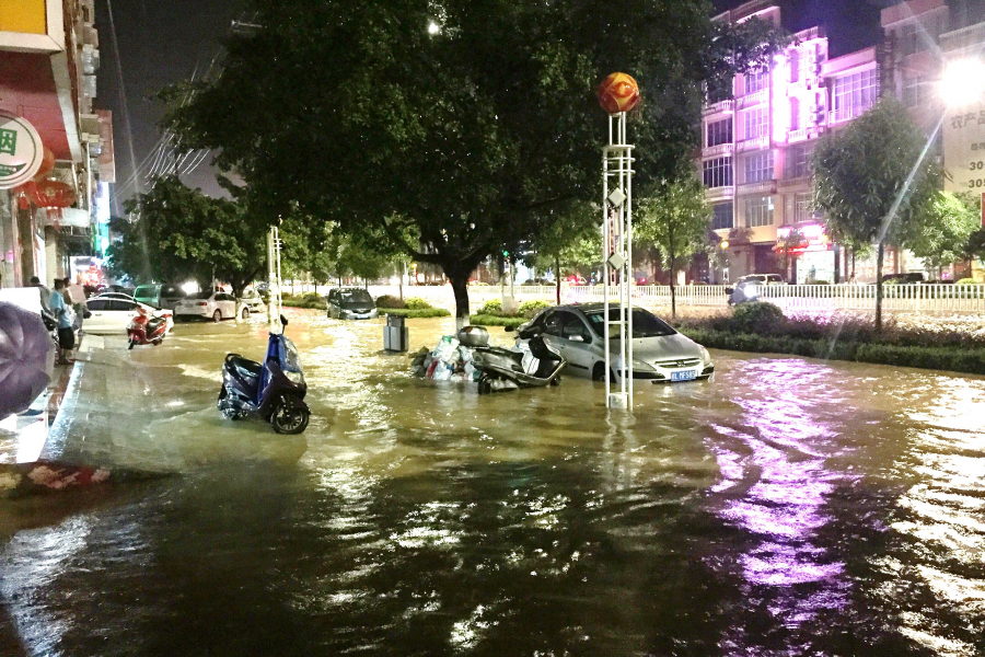 今晚大雷暴雨，东门附近路段积水壮观 - 靖西市·靖西网