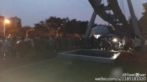 靖西的网友怎么看，一个狗疑被保安打死，爱狗者排队祭奠播经文超度 - 靖西市·靖西网