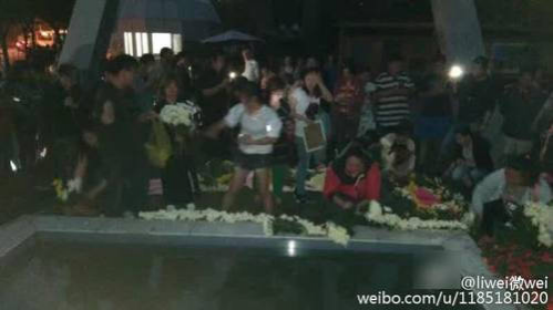 靖西的网友怎么看，一个狗疑被保安打死，爱狗者排队祭奠播经文超度 - 靖西市·靖西网