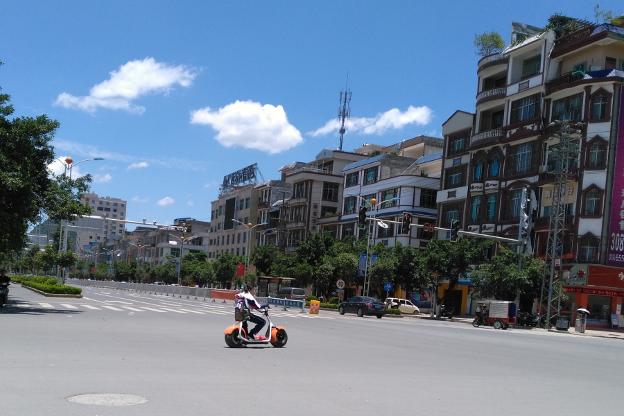 靖西城中路发现靖西最酷电车，还是美女驾驭 - 靖西市·靖西网