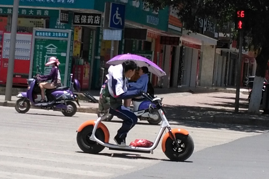 靖西城中路发现靖西最酷电车，还是美女驾驭 - 靖西市·靖西网