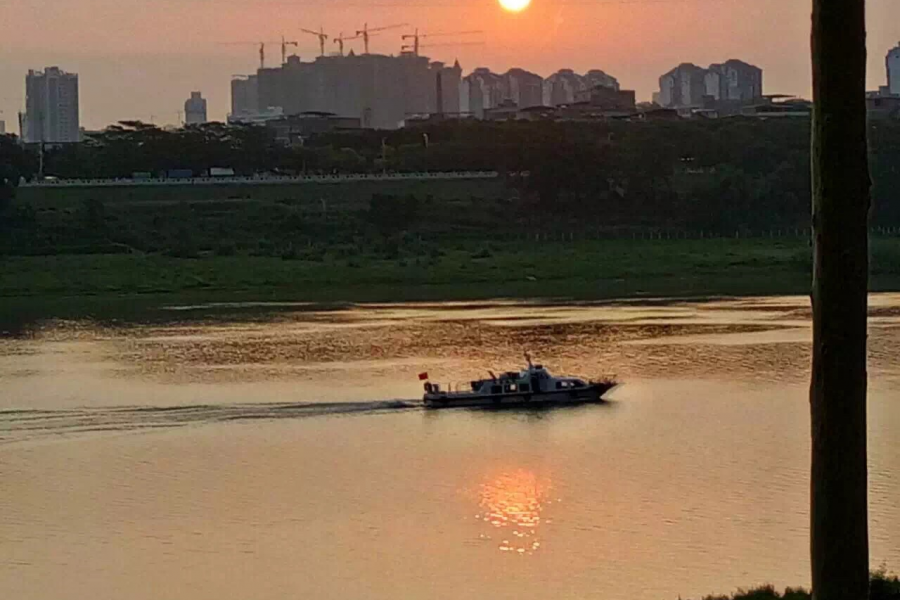 晚风吹岸叶，夕阳照孤舟。 - 靖西市·靖西网