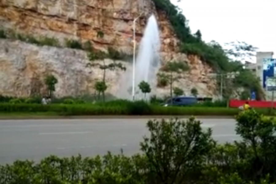 [视频]前日德爱新区路边水管爆裂，网友说：德爱有喷泉看 - 靖西市·靖西网