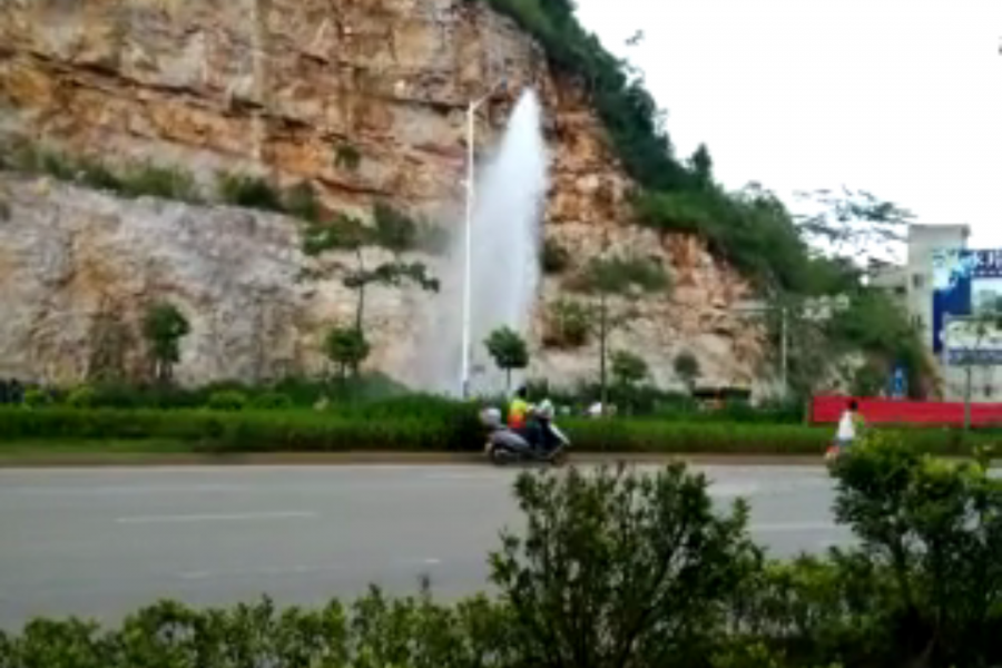 [视频]前日德爱新区路边水管爆裂，网友说：德爱有喷泉看 - 靖西市·靖西网