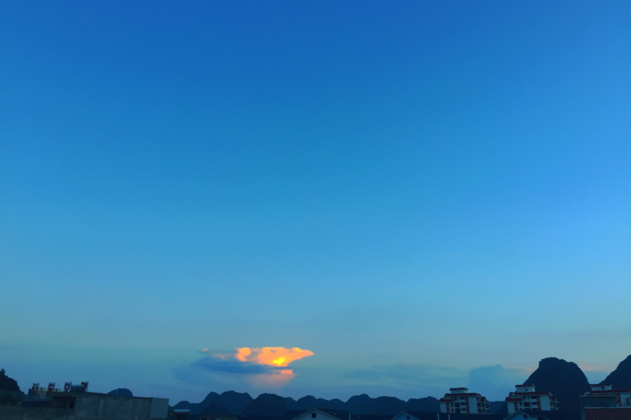 夕暮苍山远，天边云朵红。 - 靖西市·靖西网