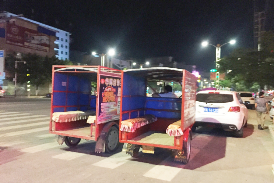 不懂规矩野蛮占道的三轮车，是靖西市交通秩序混乱之源。 - 靖西市·靖西网