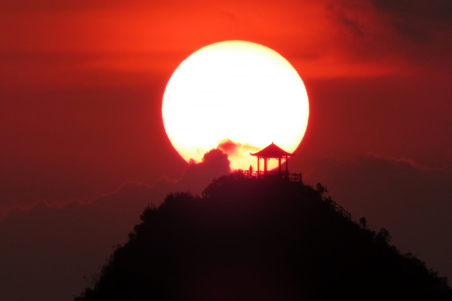 又大又圆，赤朱丹耀，凤凰山日落美景。 - 靖西市·靖西网