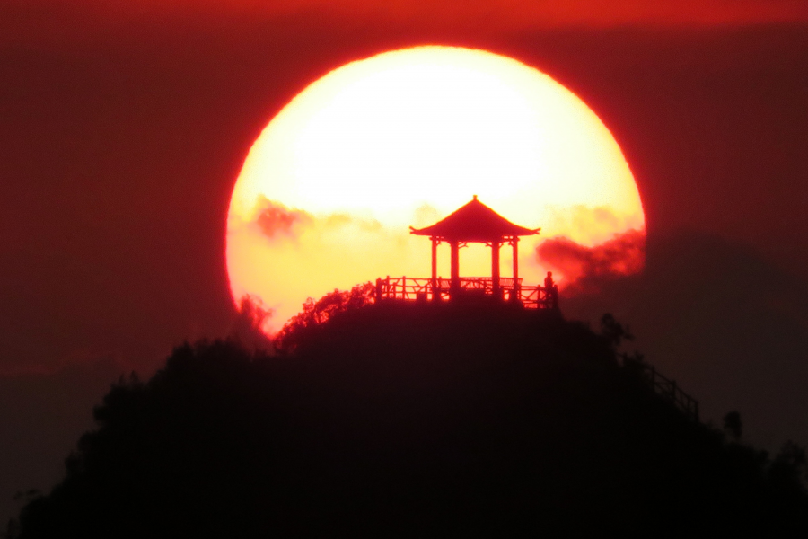 又大又圆，赤朱丹耀，凤凰山日落美景。 - 靖西市·靖西网