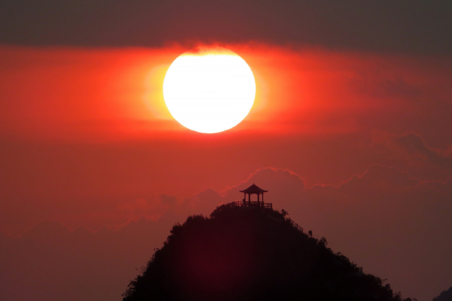 又大又圆，赤朱丹耀，凤凰山日落美景。 - 靖西市·靖西网