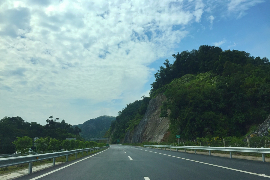 青山障目疑无路,忽见隧道迎面来。 - 靖西市·靖西网