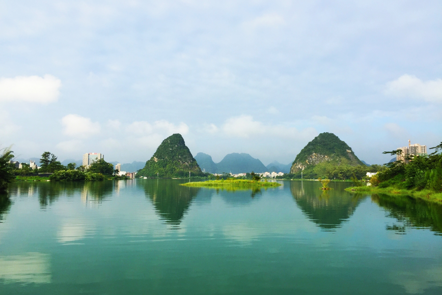 雨后的龙潭：雨过天晴，浮云在天，淡淡的阳光从云隙间投射下来，. - 靖西市·靖西网