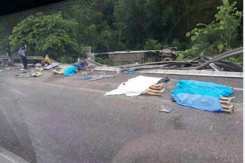 [视频]特大车祸：广昆高速那莫大桥路段大巴冲破防护栏飞出路边，已致10人死亡 - 靖西市·靖西网