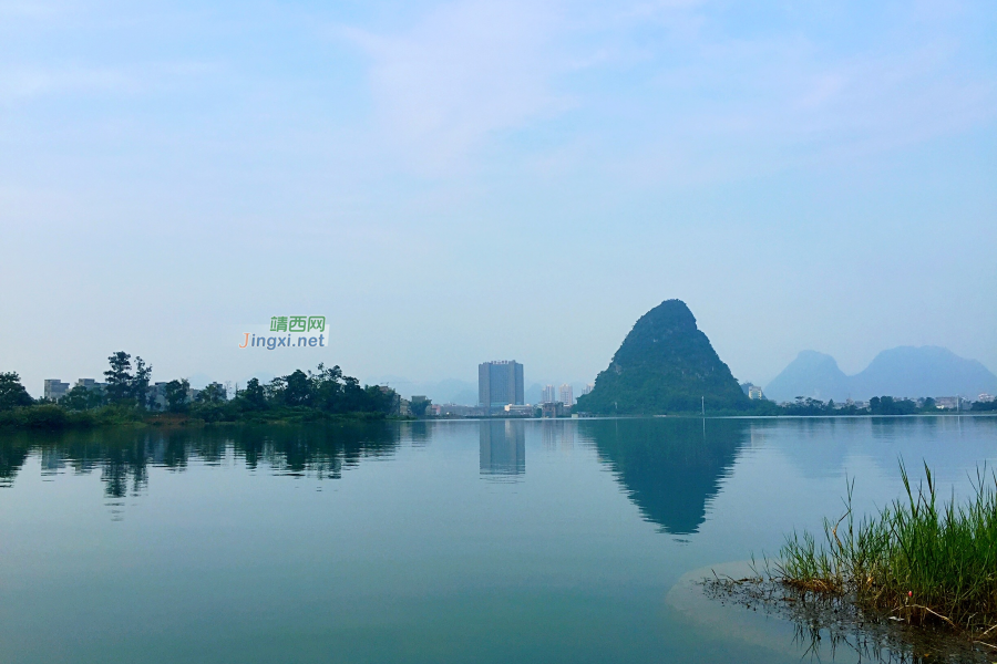 一湖碧水收夏暑，数点青山带秋岚。 - 靖西市·靖西网