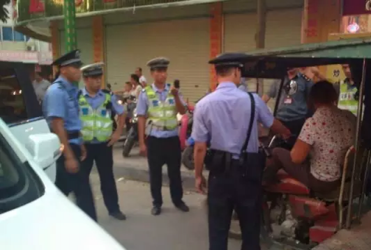 百色＂嚣张姐＂当街狂舞“钢管”，还啃了蜀黍 - 靖西市·靖西网