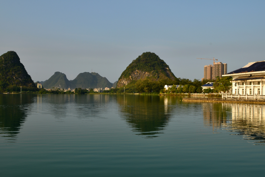 独立桥头，舒目远送，龙潭清秋。看高天空阔，湖水碧透，青山浮水. - 靖西市·靖西网