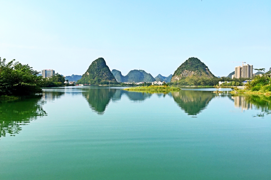 独立桥头，舒目远送，龙潭清秋。看高天空阔，湖水碧透，青山浮水. - 靖西市·靖西网