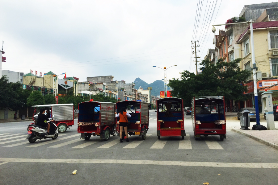 大家来看看平果县城的三轮车和公交车。 - 靖西市·靖西网