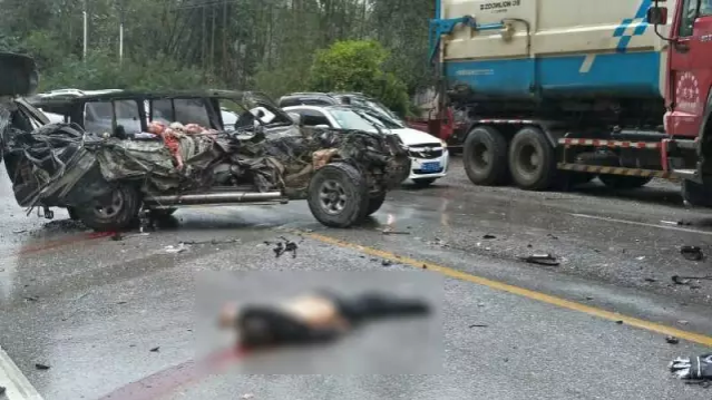 南宁七塘发生惨烈车祸，据了解越野车内5人当场死亡，均为某部门工作人员 - 靖西市·靖西网