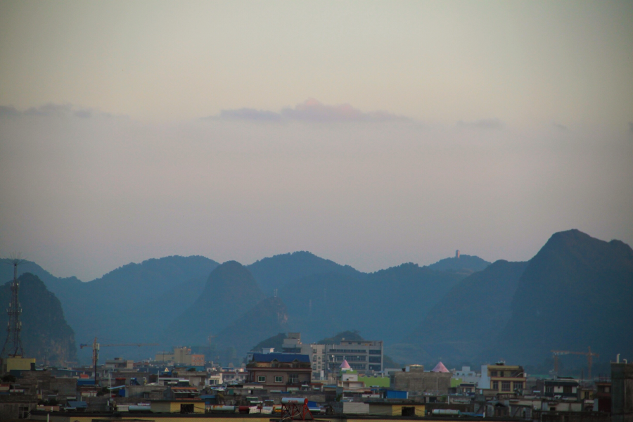 西峰复送夕阳去，小城又降夜幕来。 - 靖西市·靖西网