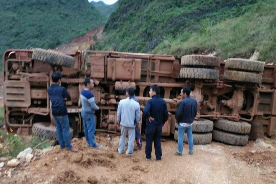 半山腰上翻倒的大货车 - 靖西市·靖西网