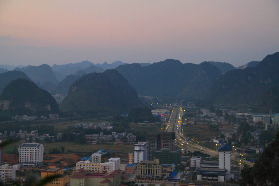 凤凰峰亭临晚风，送目远看夕阳红。 - 靖西市·靖西网