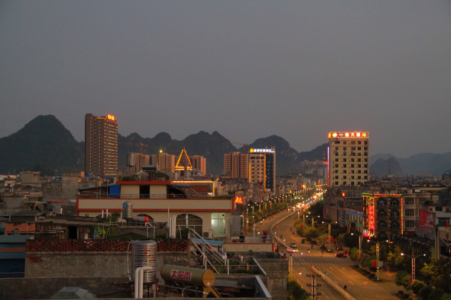 凤凰峰亭临晚风，送目远看夕阳红。 - 靖西市·靖西网