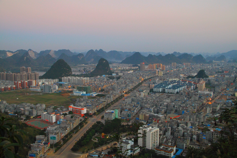 凤凰峰亭临晚风，送目远看夕阳红。 - 靖西市·靖西网