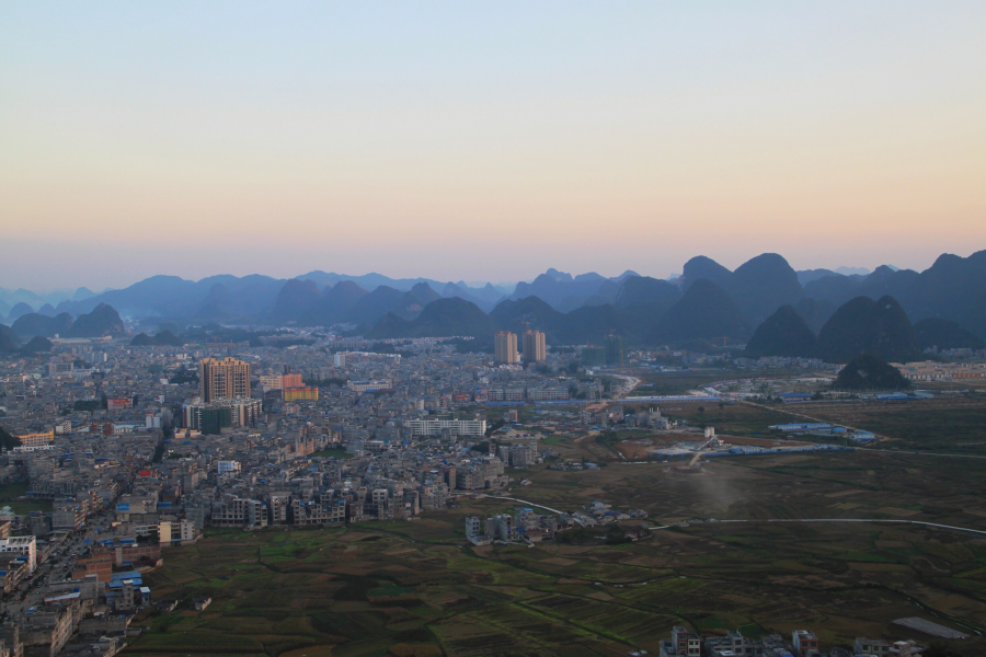 凤凰峰亭临晚风，送目远看夕阳红。 - 靖西市·靖西网