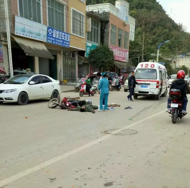 昨天凤凰路的车祸，摩托与主人都倒下了 - 靖西市·靖西网