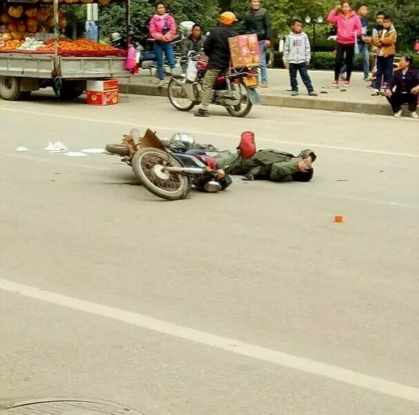 昨天凤凰路的车祸，摩托与主人都倒下了 - 靖西市·靖西网