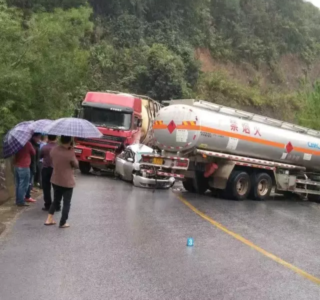 田阳发生惨烈车祸两辆油罐车把小车夹成“饼”，看图都让人头皮发麻啊 - 靖西市·靖西网