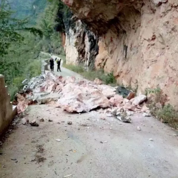 靖西禄峒发生山体掉巨石头砸烂公路，造成道路不通 - 靖西市·靖西网