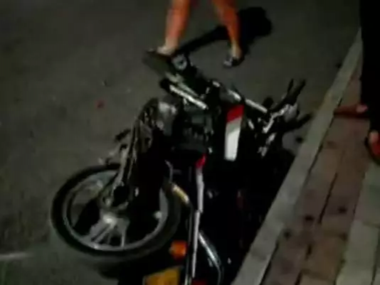 昨晚城路东发生摩托车被撞交通事故，人车都被撞飞了 - 靖西市·靖西网