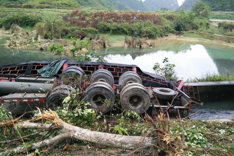 靖西拖车失灵翻到河里，河水都变色了 - 靖西市·靖西网