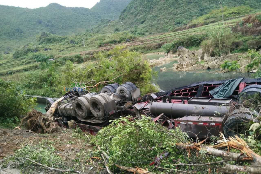 靖西拖车失灵翻到河里，河水都变色了 - 靖西市·靖西网