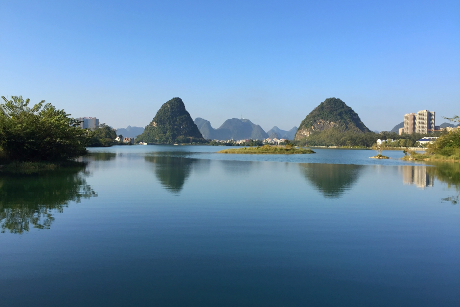 水光潋滟晴方好，山色空蒙雨亦奇。若将龙潭西湖比，晴天雨天总相. - 靖西市·靖西网