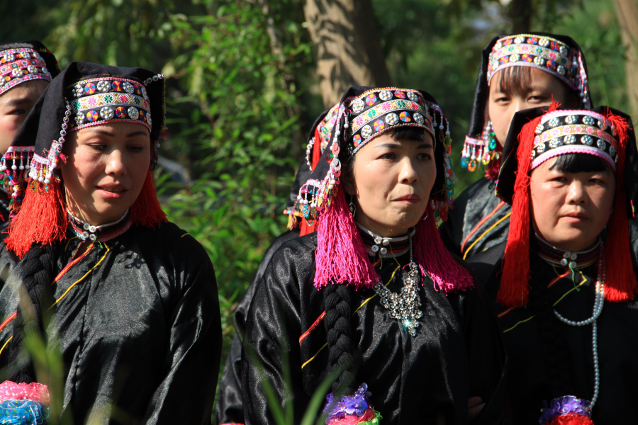 德保旅游节对山歌：壮族歌手在台上对，是一种表演形式。而瑶族歌. - 靖西市·靖西网