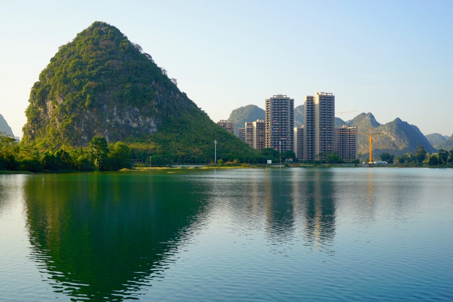 临湖而居我家住在银山脚下龙潭湖边，这里地处幽静，远离闹市的喧. - 靖西市·靖西网