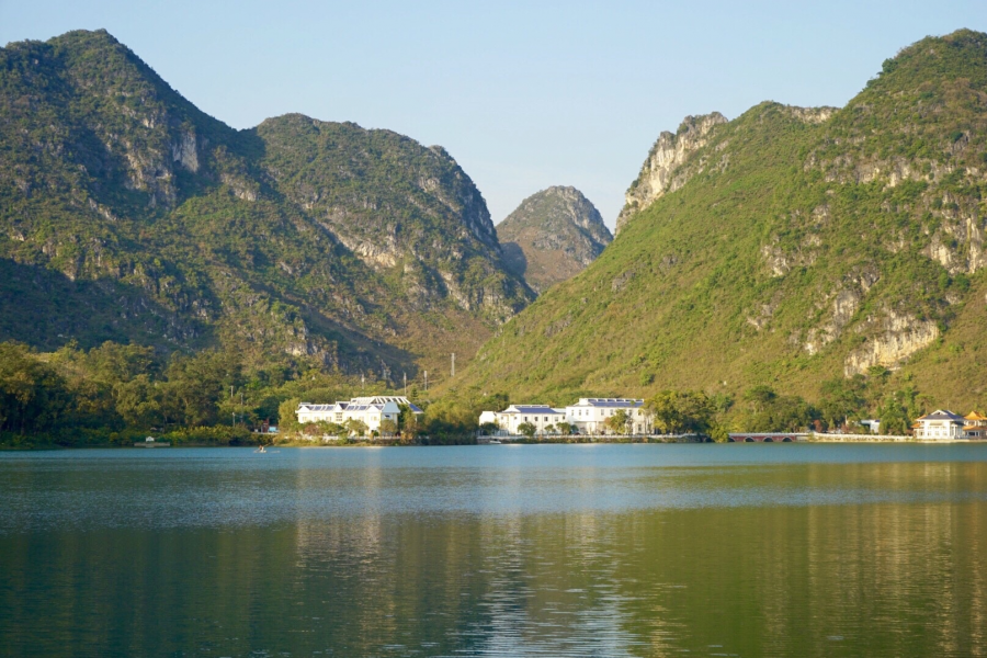 临湖而居我家住在银山脚下龙潭湖边，这里地处幽静，远离闹市的喧. - 靖西市·靖西网