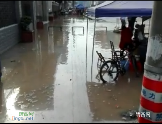 【视频】靖西三元桥井盖处冒大水，瞬间“淹没”街道 - 靖西市·靖西网