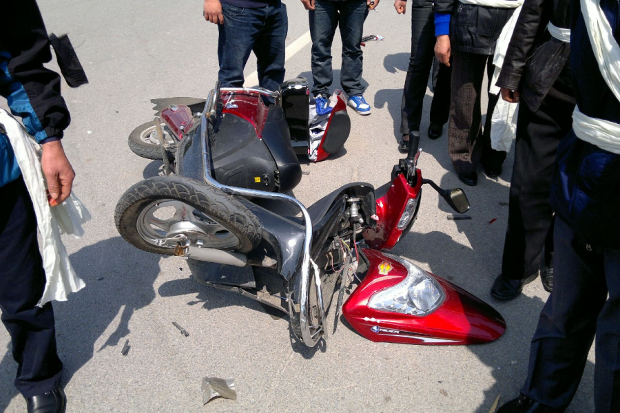 靖西二中前面，一辆逆行摩托车引发的电车撞面包车事故 - 靖西市·靖西网